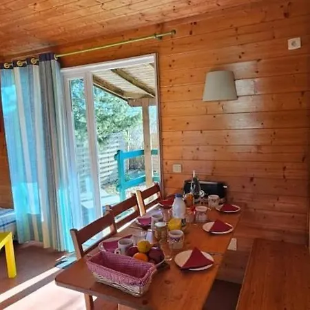 Zecamping 3 Etoiles Pet Friendly Et Piscine Avec Acces Direct A Un 营地