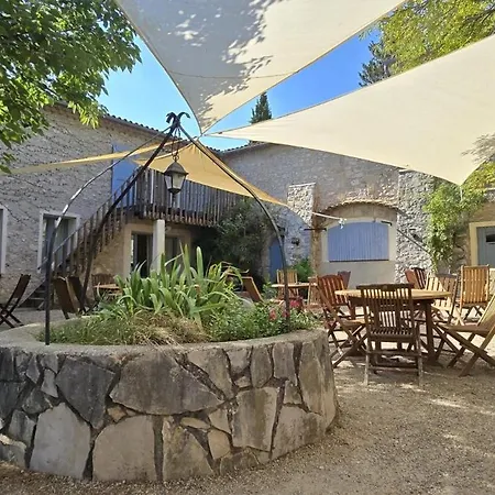 Zecamping 3 Etoiles Pet Friendly Et Piscine Avec Acces Direct A Un 营地