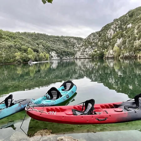 Zecamping 3 Etoiles Pet Friendly Et Piscine Avec Acces Direct A Un Camping