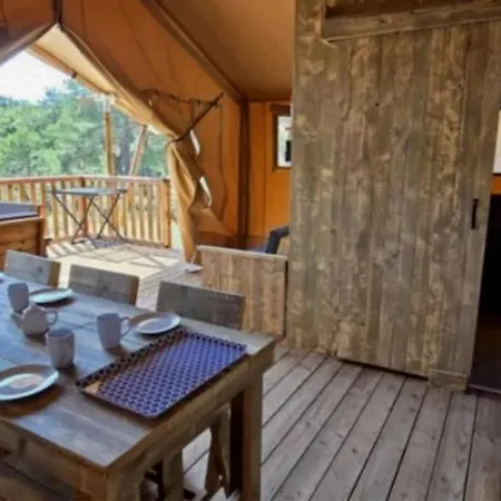 Zecamping 3 Etoiles Pet Friendly Et Piscine Avec Acces Direct A Un 营地