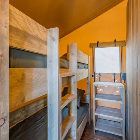 Zecamping 3 Etoiles Pet Friendly Et Piscine Avec Acces Direct A Un 营地