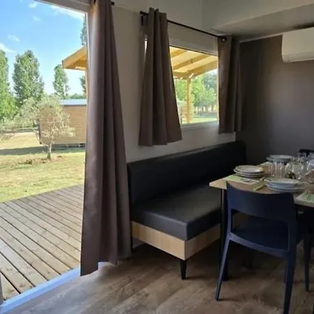 Zecamping 3 Etoiles Pet Friendly Et Piscine Avec Acces Direct A Un *