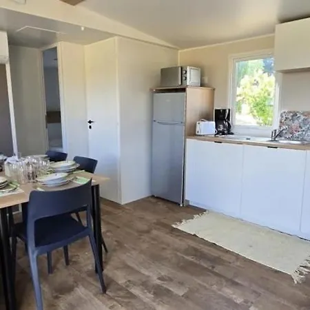 Zecamping 3 Etoiles Pet Friendly Et Piscine Avec Acces Direct A Un 营地